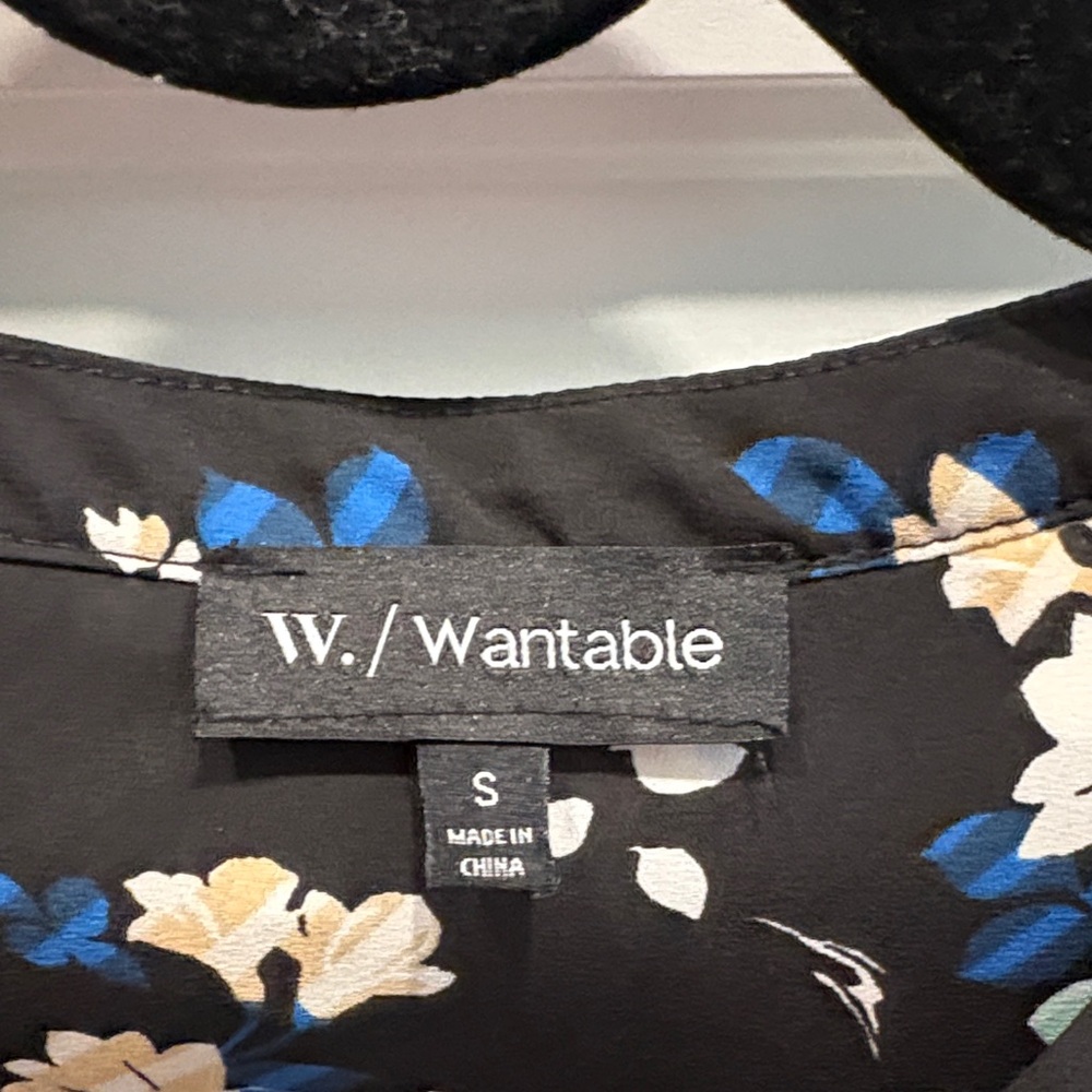 Chic Black Floral Blouse - Picture 2 of 3